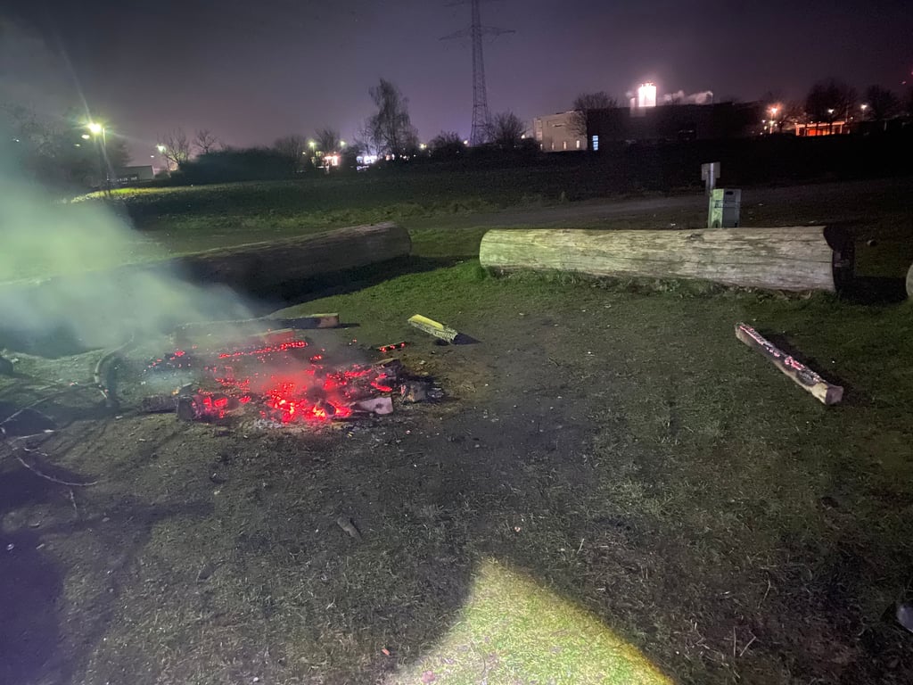 In Hohenwarsleben wurden fünf Jugendliche erwischt, wie sie ein illegales Lagerfeuer entzündeten.
