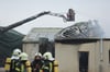 Feuerwehrleute bekämpfen einen Brand in einer Schweinemastanlage in Asmusstedt. In der Schweinemastanlage wurden bis zu 10.000 Tiere gehalten.