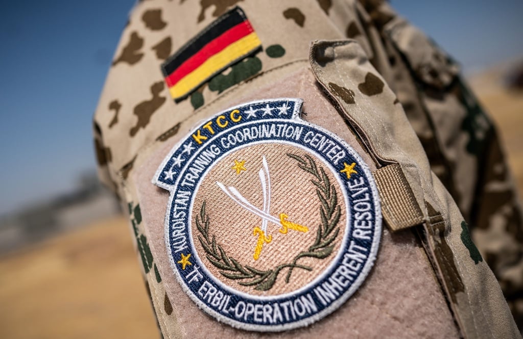 Das Schulterabzeichen der Bundeswehr Mission "Operation Inherent Resolve" des Kurdistan Training Coordination Center, aufgenommen auf dem Truppenübungsplatz in Bnaslawa.