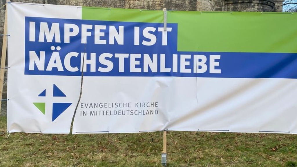 In Halberstadt wurde ein Corona-Impfplakat beschädigt.