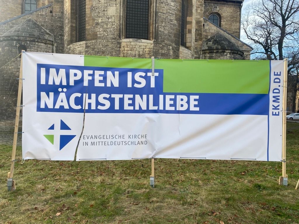 Das zerritzte Impfplakat in Halberstadt.