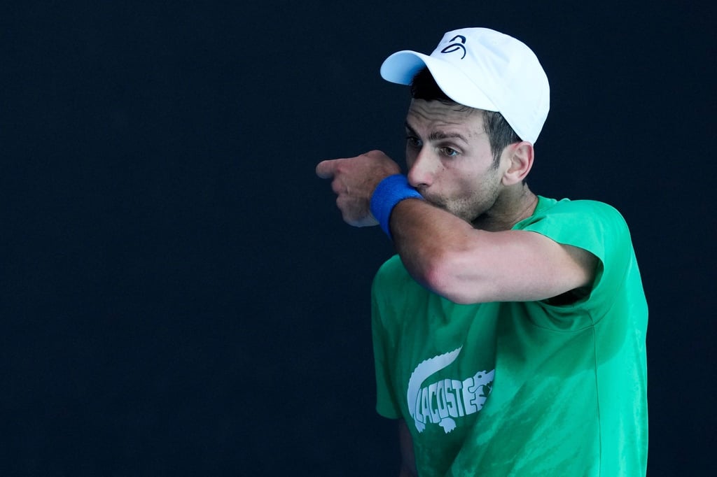 Der serbische Titelverteidiger Novak Djokovic trainiert vor den Australian Open in Melbourne.