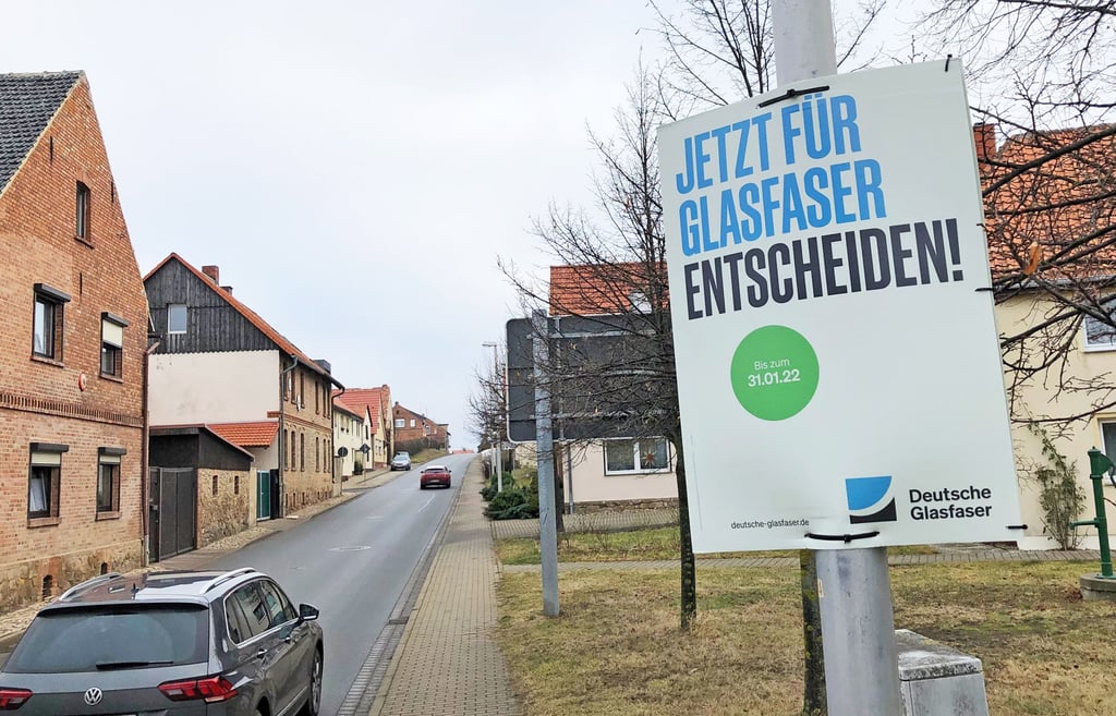 Mit Plakaten an Straßenlampen wirbt die Firma Deutsche Glasfaser, wie hier in Warnstedt, für den Netzausbau in den Ortsteilen von Thale.