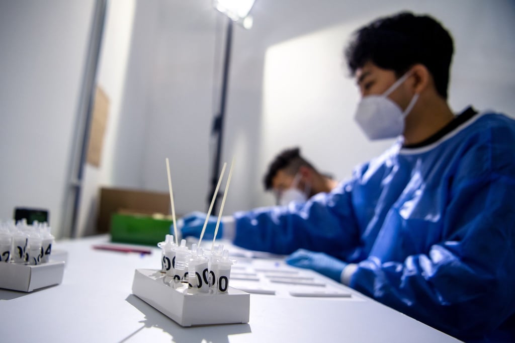 Ein Mitarbeiter eines Testzentrums in Bremen wertet Corona-Schnelltests aus.