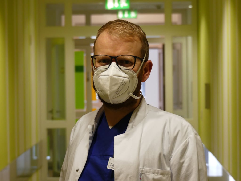 Hartmut Stefani leitet das Notfallzentrum im Basedow.