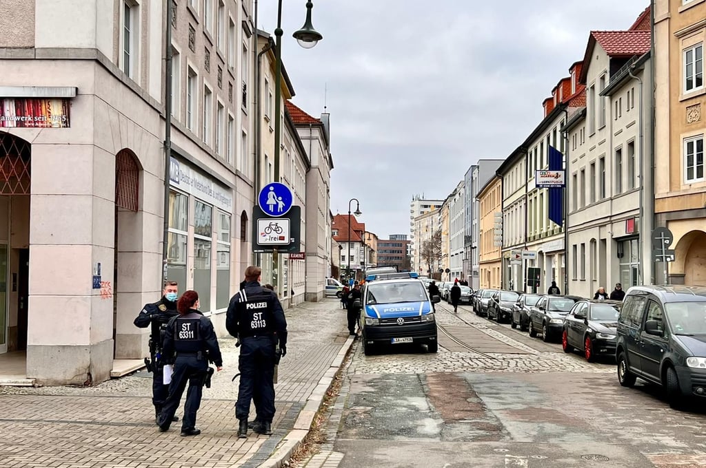 Mit einem großen Aufgebot hat die Polizei die Impfaktion in der Dessauer CDU-Geschäftsstelle abgesichert.