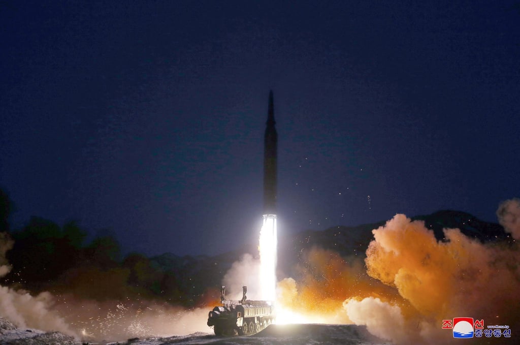 Das Foto der staatlichen nordkoreanischen Nachrichtenagentur KCNA soll den Test einer sogenannten Hyperschallrakete vor einigen Tagen zeigen.