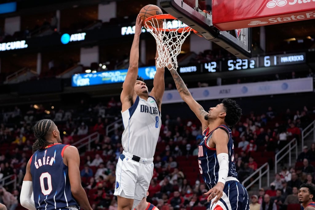 Christian Wood (r) von den Houston Rockets verteidigt am Korb gegen Josh Green von den Mavericks.