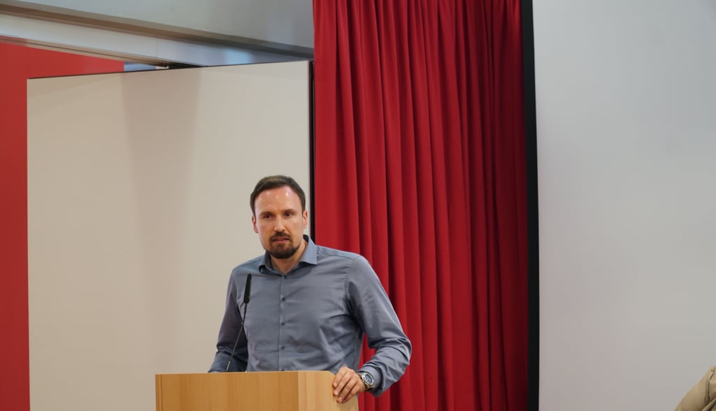 AfD-Kreistgasmitglied Arno Bausemer (hier in einer Sitzung des Stadtrates Stendal) kritisiert die Testpflicht für Ungeimpfte in der jüngsten Sitzumg des Kreistages Stendal.