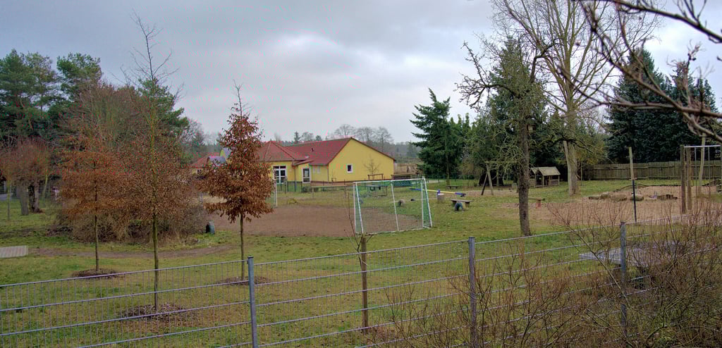 Sieht derzeit noch trist aus, doch das soll sich bald ändern: Die Sportanlage der Grundschule Jerichow. Die Haushaltsgelder für die Modernisierung sind eingestellt.