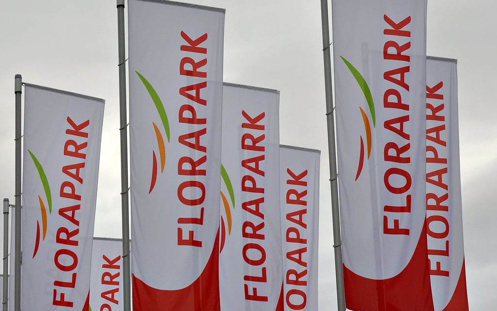 An der Einfahrt zum Florapark am Olvenstedter Graseweg wehen die Fahnen des Einkaufszentrums im Wind. Es gehört heute zu denen mit der größten Einkaufsfläche in der Region.