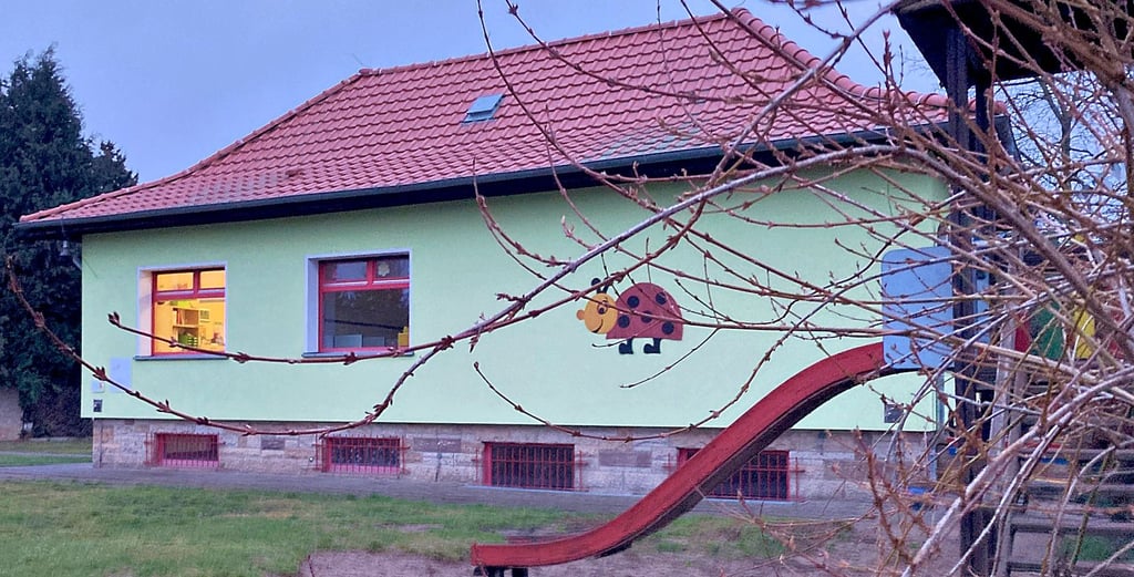 Die Kindertagesstätte „Haus Siebenpunkt“ wird seit 2004 in Trägerschaft der Kita-Gesellschaft Magdeburg betrieben. Nach einem Wasserschaden können nicht mehr alle der 52 Kinder im Haus am Parzellenweg betreut werden.