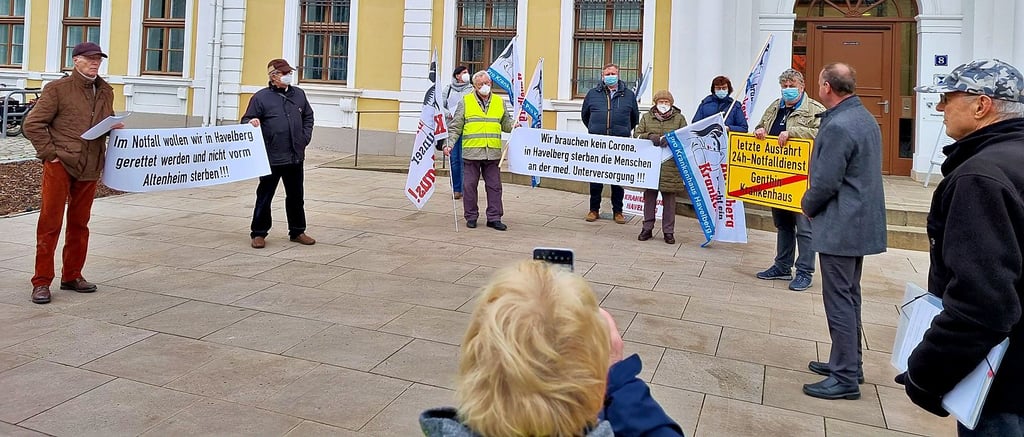 Mitglieder von „Pro Krankenhaus Havelberg“ demonstrierten gemeinsam mit Vertretern aus Genthin vor dem Landtagsgebäude in Magdeburg für eine 24/7-Notfallversorgung.
