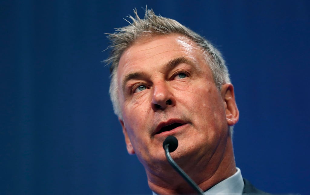 Alec Baldwin bei einer Veranstaltung in Iowa. Ermittler in dem tödlichen Filmdreh im US-Bundesstaat New Mexico arbeiten weiter daran, das Smartphone des Hollywood-Stars zu beschaffen.