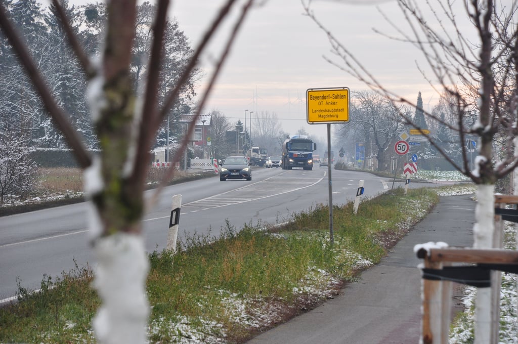 Der Ortseingang am Magdeburger Ortsteil Anker, der zu Beyendorf-Sohlen gehört. Bewohner klagen seit längerem über eine Verkehrsbelastung und einer entsprechenden Geräuschkulisse speziell in den Nachtstunden.