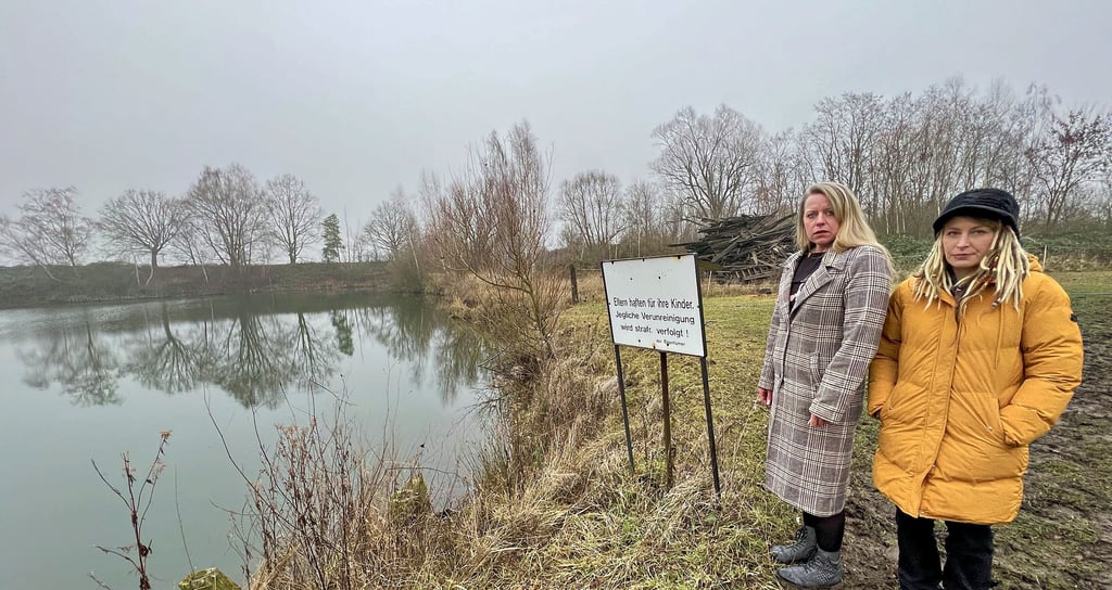 Constanze Muhl (links) und Mitarbeiterin Sabine Rückert an den Ziegeleiteichen auf dem Grudnstück von Familie Muhl. Hier wollten Jäger Füchse und Waschbären schießen.