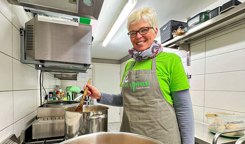 Daniela Sauer, die sich Ende 2019 den Traum vom eigenen Lokal erfüllte, steht in der Küche und bereitet die Tagessuppen frisch vor, die sie in Trebitz verkauft.