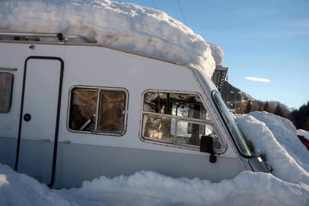 Mit entsprechender Pflege sind Wohnmobile und Wohnwagen lange Begleiter. Gerade im Winter gibt es einiges zu beachten.