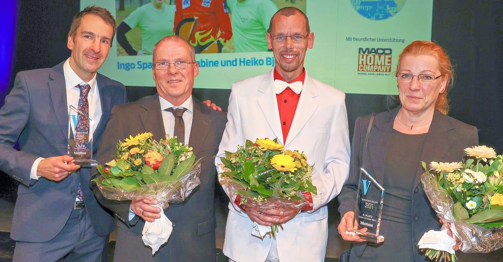 Volksstimme-Redakteur Marco Papritz (von links) hielt die Laudation auf Heiko Björn, Ingo Sparenberg und Sabine Björn, die fünften Gewinner der Magdeburger des Jahres 2021.