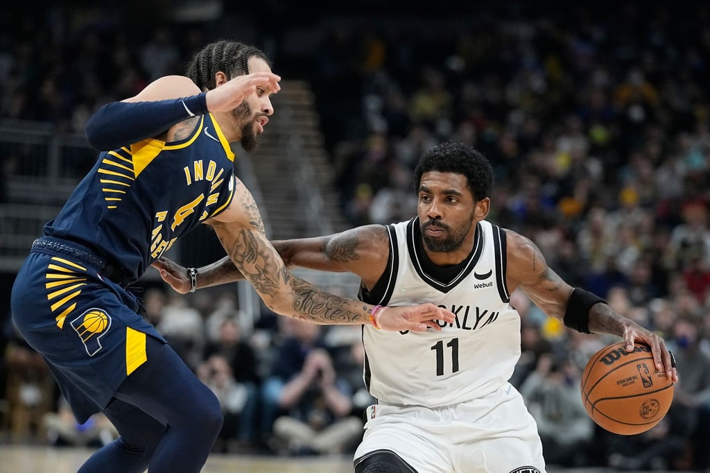 Kyrie Irving (r/11) von den Brooklyn Nets in Aktion gegen Duane Washington Jr. von den Indiana Pacers.