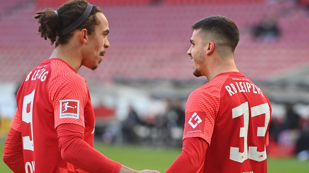 Glückwunsch vom Sturmpartner Yussuf Poulsen (l.). Trifft André Silva auch gegen Hansa Rostock?