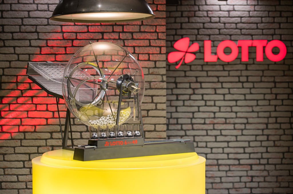Blick auf das Ziehungsgerät im Studio, mit dem nomalerweise die Lotto-Zahlen problemlos gezogen werden.