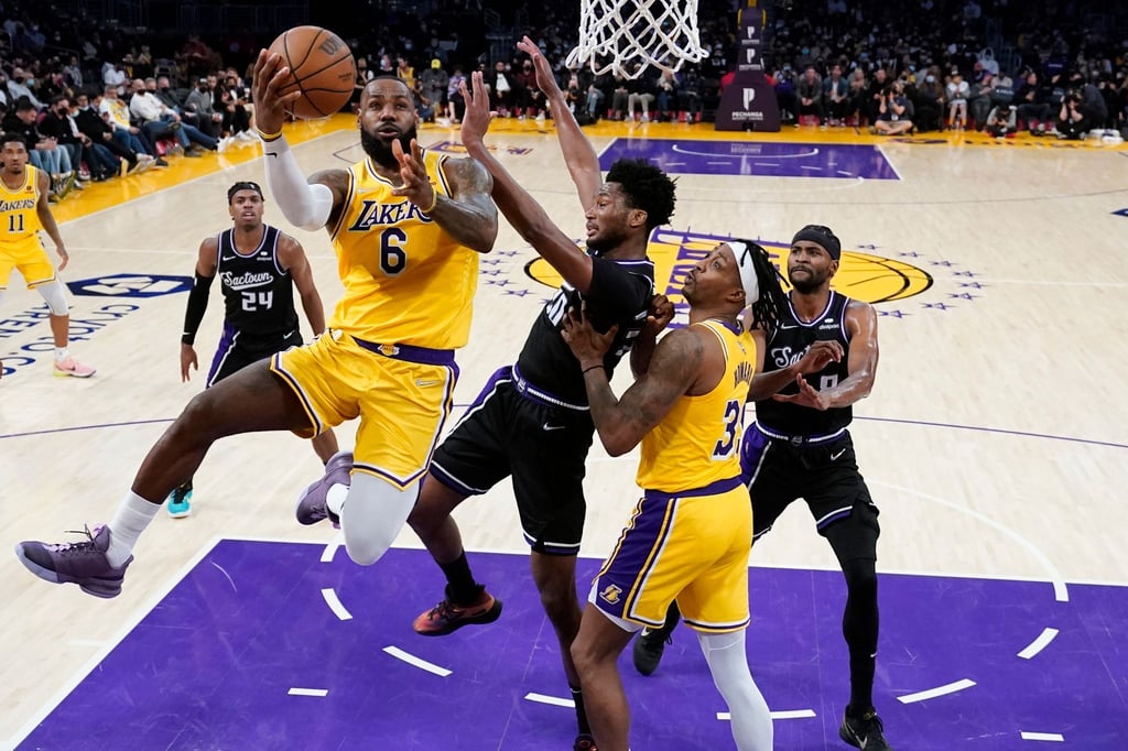 LeBron James (l/6) von den Los Angeles Lakers in Aktion.