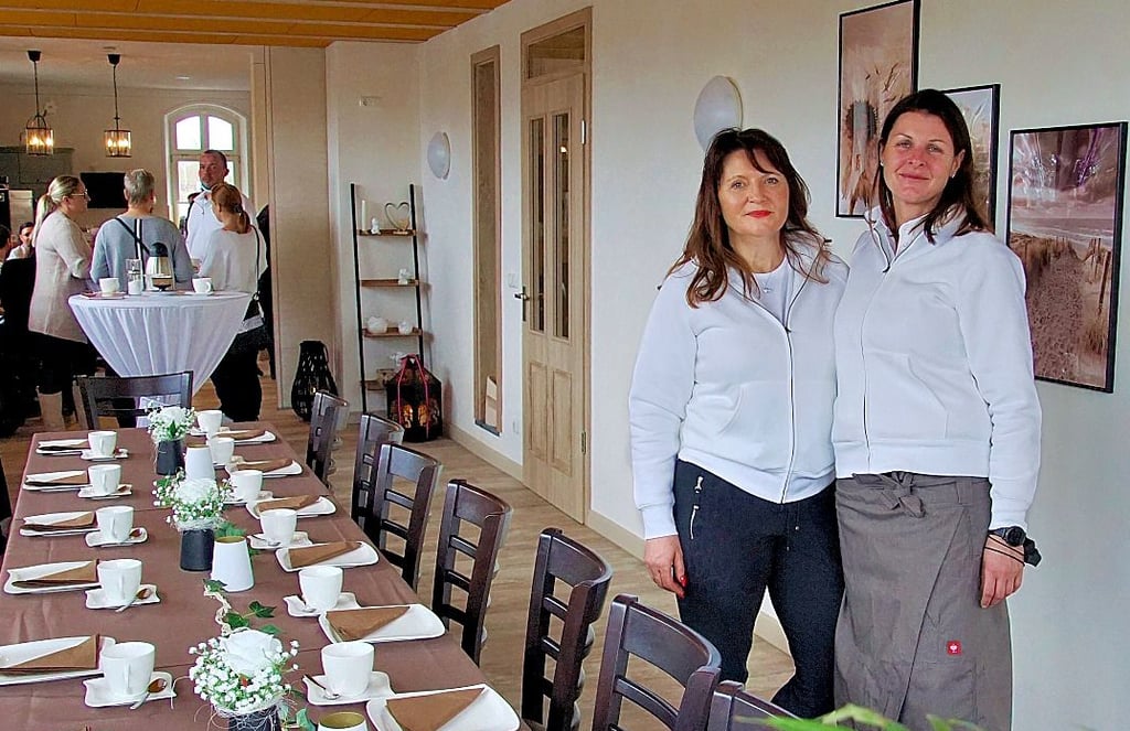 Sie wollen trauernden und anderen Besuchern des Friedhofs in Stendal inen an einem würdevollen Ort begrüßen Inhaberin Elke Klaus und Restaurantleiterin Anett Erdmann.