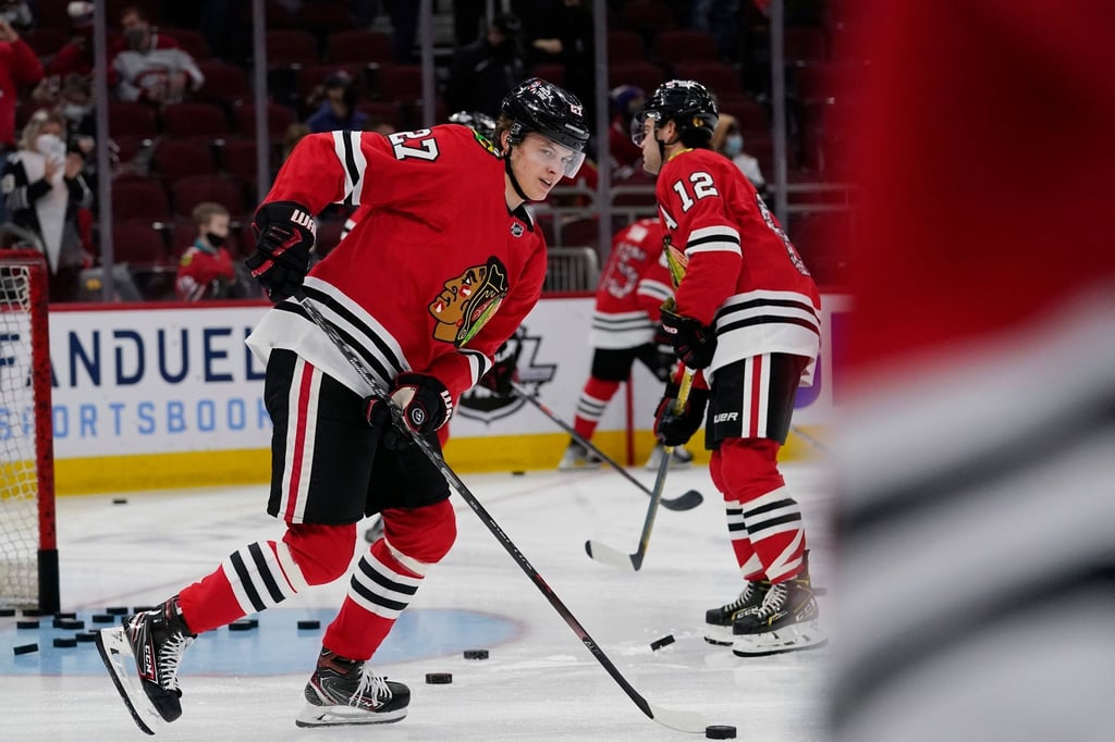 Lukas Reichel, linker Flügel der Chicago Blackhawks, wärmt sich mit seinen Teamkollegen vor dem Spiel gegen die Montreal Canadiens auf.