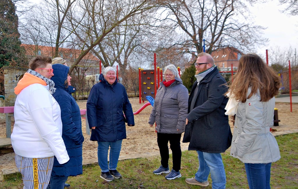 Der neue Chef der Gröninger Kindertagesstätte „Bodespatzen“, Jark Fricke (2. v. r.), kommt auf dem Spielplatz der Einrichtung mit seinen Kolleginnen ins Gespräch. Er ist im Übrigen nicht der einzige Mann in dieser Einrichtung.