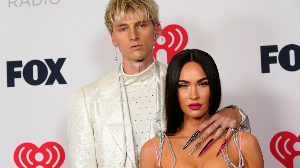 US-Schauspielerin Megan Fox (r) und Rapper Machine Gun Kelly bei den iHeartRadio Music Awards in Los Angeles.