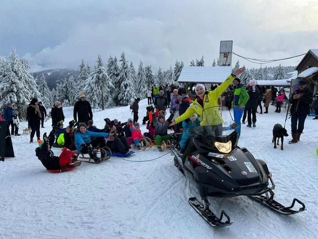 Melanie Müller genießt Sonne, Schnee und Touren mit dem Snowmobil im Erzgebirge.