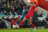Liverpools Joel Matip (r)kämpft mit Arsenals Eddie Nketiah um den Ball.