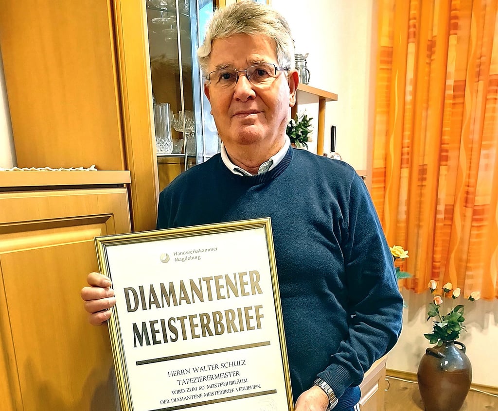Walter Schulz mit dem diamantenen Meisterbrief, den er Ende des vergangenen Jahres von der Handwerkskammer Magdeburg zugesendet bekommen hat.