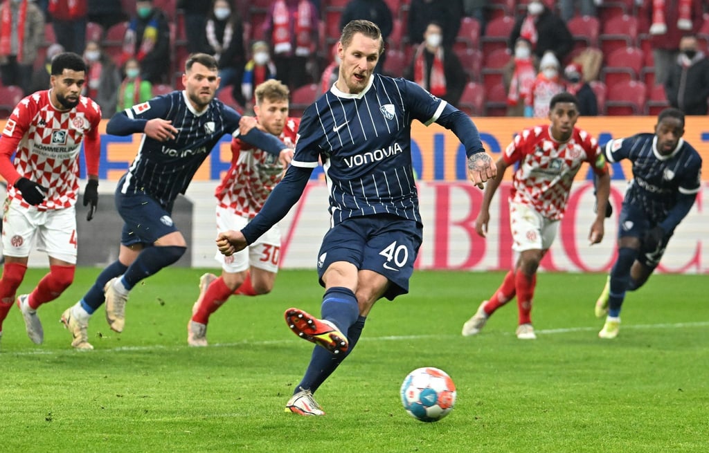 Bochums Sebastian Polter verschießt einen Elfmeter gegen den FSV Mainz 05.