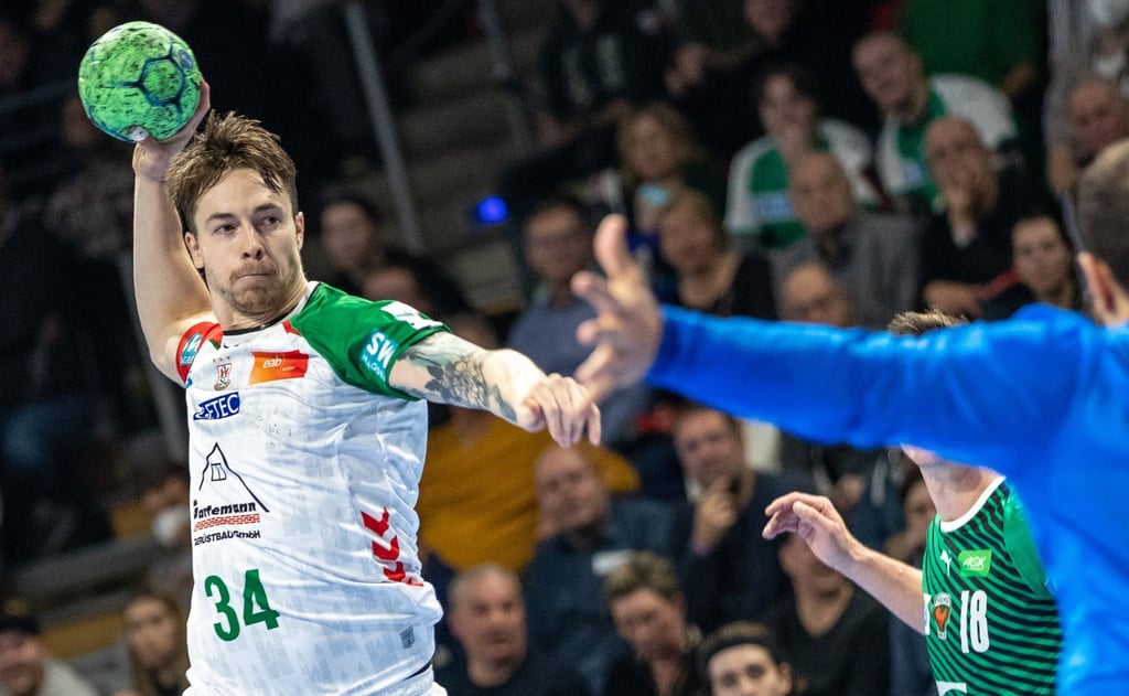 Magdeburgs Michael Damgaard wirft den Ball auf das Tor.
