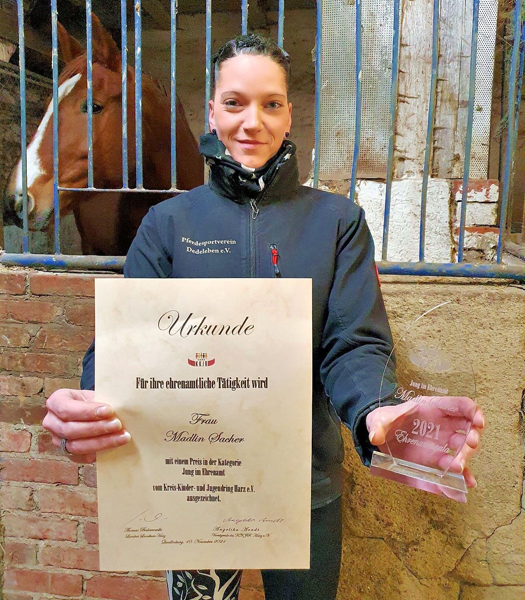 Madlin Sacher mit Urkunde und Pokal vom Kreis-Kinder- und Jugendring, der sie in der Kategorie „Junges Ehrenamt" ausgezeichnet hat.
