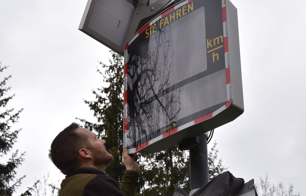 Holger Reichardt montierte im Mai 2021 in Königshütte eine Tempomesstafel.