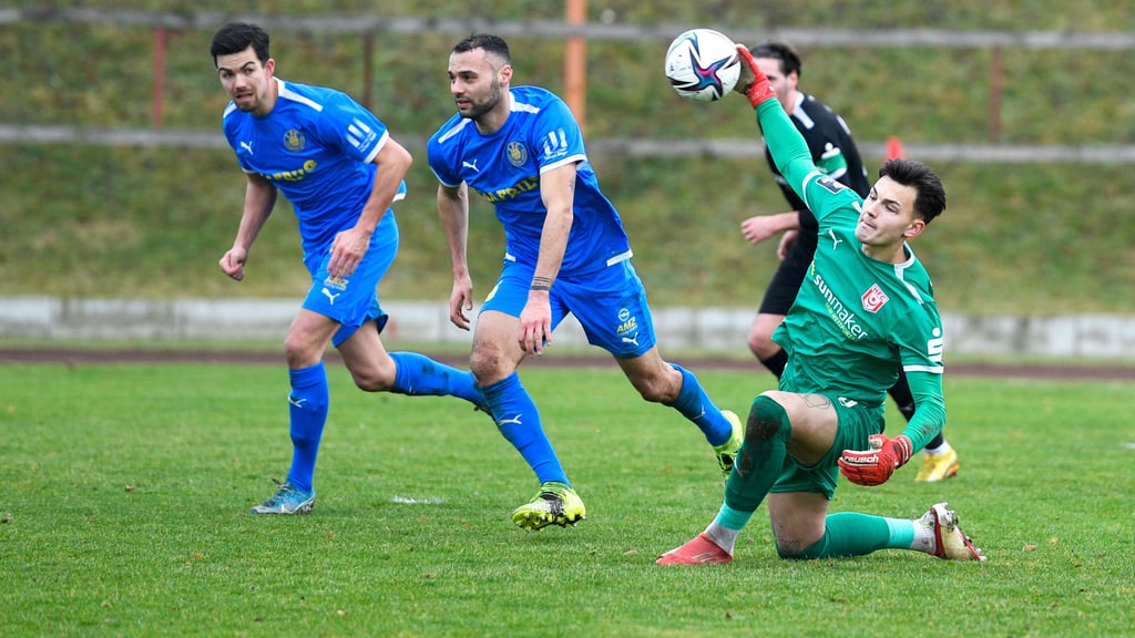 HFC-Torwart Tim Schreiber macht hier das Spiel beim Test gegen Lok Leipzig schnell.