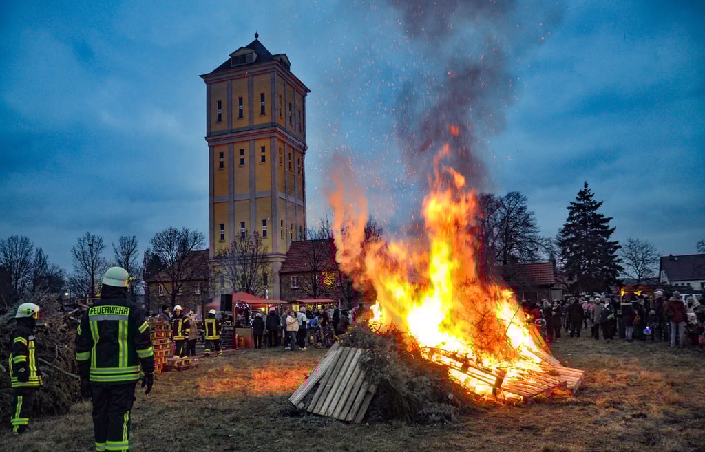 Auf der Festwiese am Bobbauer Wasserturm wurden etwa 250 ausgediente Weihnachtsbäume verbrannt. Der Zuspruch war sehr gut.
