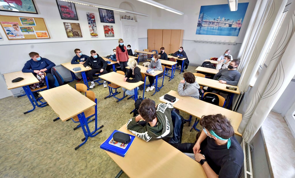 Selbst im Unterricht gilt Maskenpflicht: In der Bitterfelder Helene-Lange-Schule ist das mittlerweile schon zur Gewohnheit geworden.