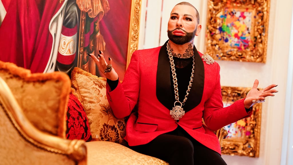 Auch Star-Designer Harald Glööckler zieht ins Dschungelcamp ein. Er muss auf jeden Fall ein Mundspray im Gepäck haben.