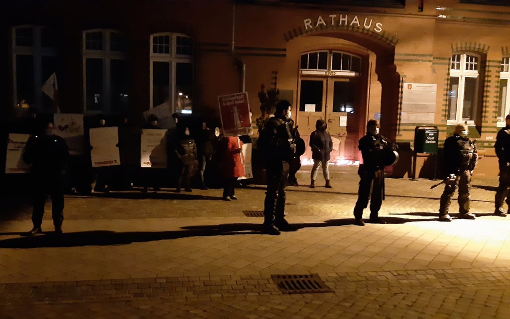 15 Gegendemonstranten auf dem Markt. Die "Spaziergänger" kommen ihnen nicht zu nahe.