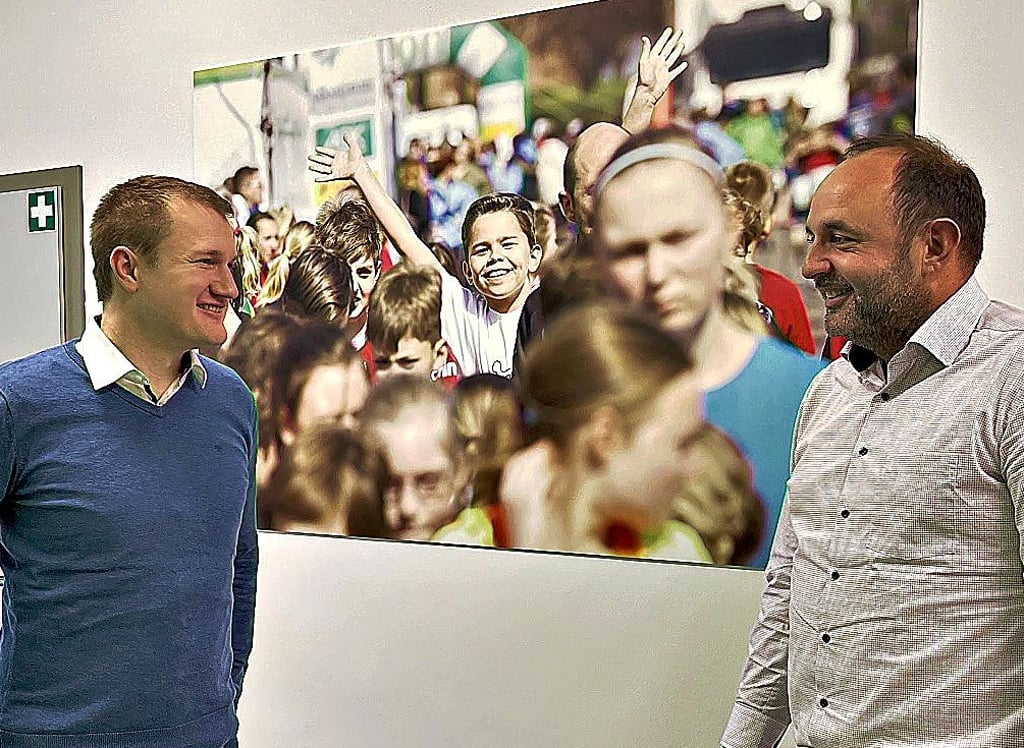 Carsten Birkholz (links) und Thomas Staudt vom Vorstand des Tangermünder Elbdeichmarathons kommen regelmäßig im Vereinshaus zu Gesprächen zusammen.