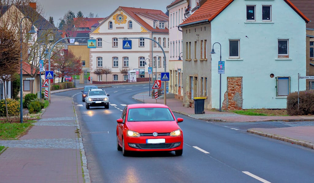 Bei Rückstufung einer Bundesstraße in eine Ortsstraße muss sie in einwandfreiem Zustand an die Gemeinde übergeben werden. Die baulichen Maßnahmen in Theißen lassen noch auf sich warten.