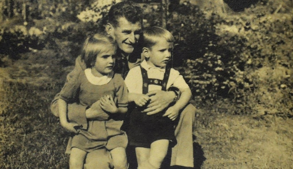 Eva Sollich mit Vater Alfons Joachim und Bruder Bodo im Garten in der alten Brauerei in Genthin, ca. 1942.