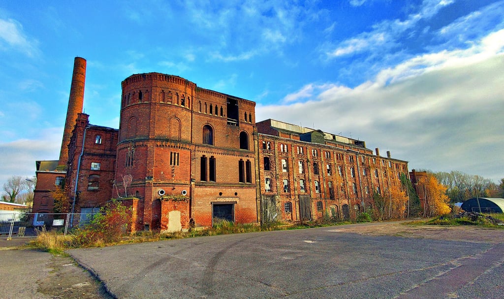 Die frühere Tabakfabrik in Glauzig wirkt von außen betrachtet wie eine Backsteinburg.