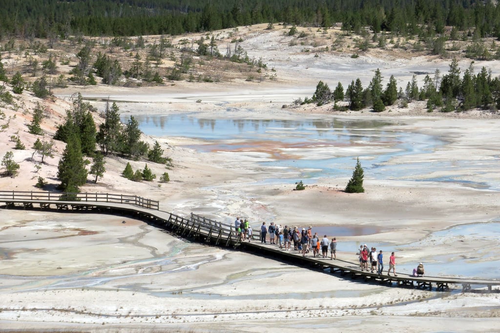 Besucher am Norris Geyser Basin: Yellowstone ist einer der bekanntesten Nationalparks der USA.