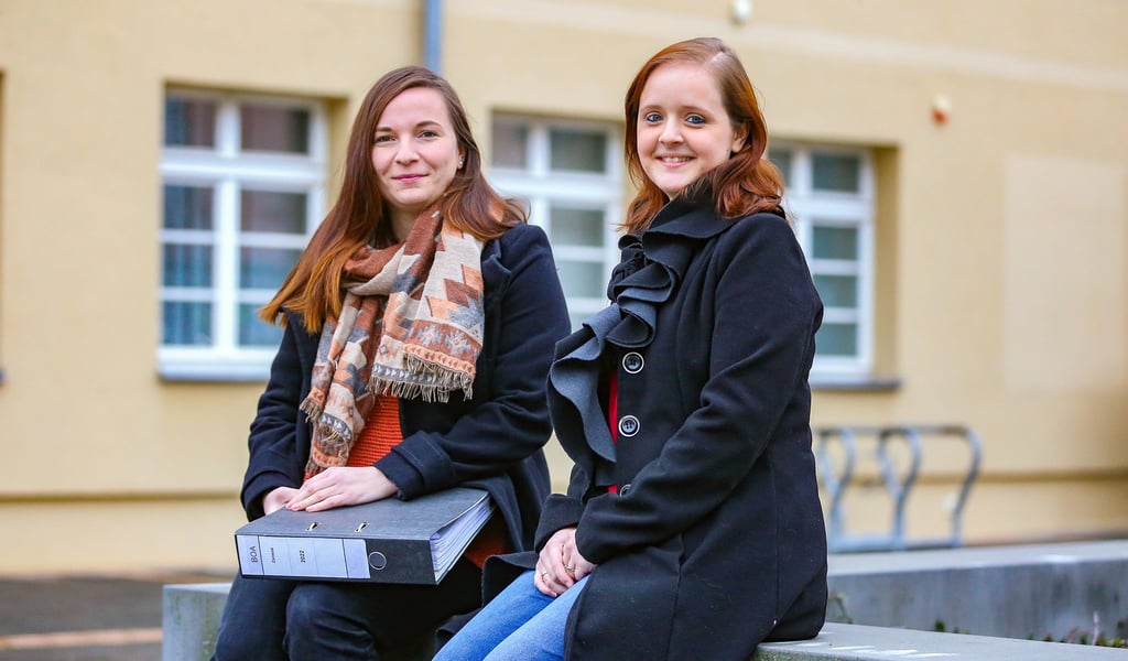 Jenny Bergmann (l.) und Alexandra Detsch von der Merseburger Erhebungsstelle für den Zensus