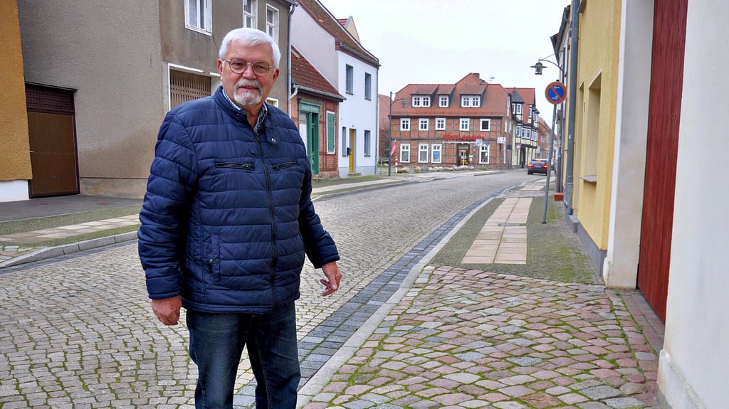 Joachim Herrmann vor einer Grundstücksauffahrt in der Osterburger Naumannstraße.